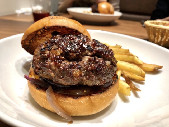 【The Burn(ザバーン)】肉の旨味がダイレクトに届くシンプルなハンバーガー