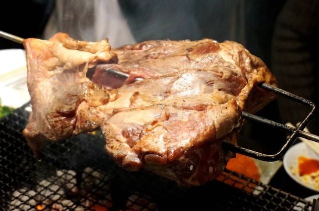 【聚福楼(ジュフクロウ)】羊の足の丸焼きが人気。中国東北地方料理の店
