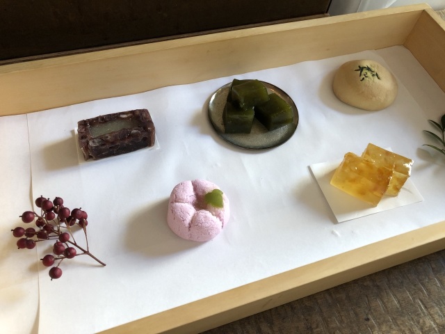 【万(ヨロズ)】大人の空間で味わう日本茶の世界