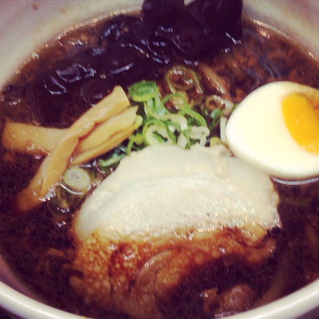 札幌の夜に魅惑のラーメンを発見！癖になる美味しさにあなたはハマるか！？