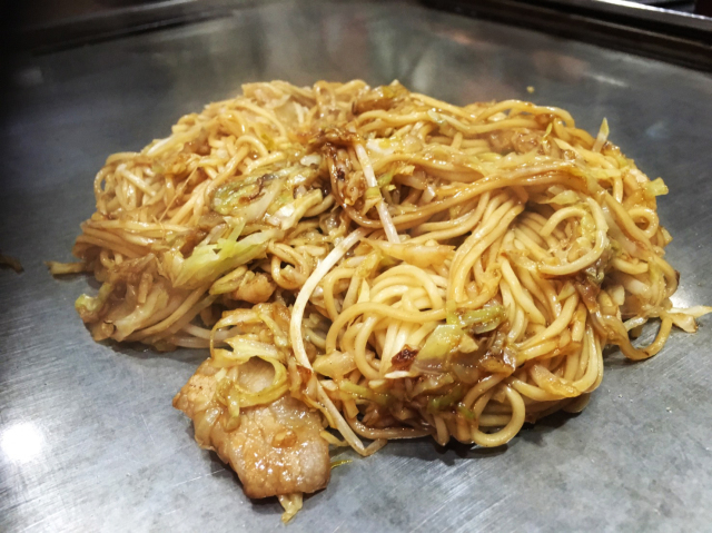 【ハクサン】三宮のランチにはハクサンの焼きそば定食!