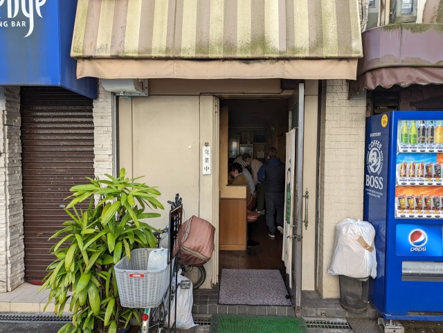 大阪・肥後橋にあるハンバーグと牛焼肉のお店。入口は分かりづらいが、店内はレトロな雰囲気でひと昔前の印象。