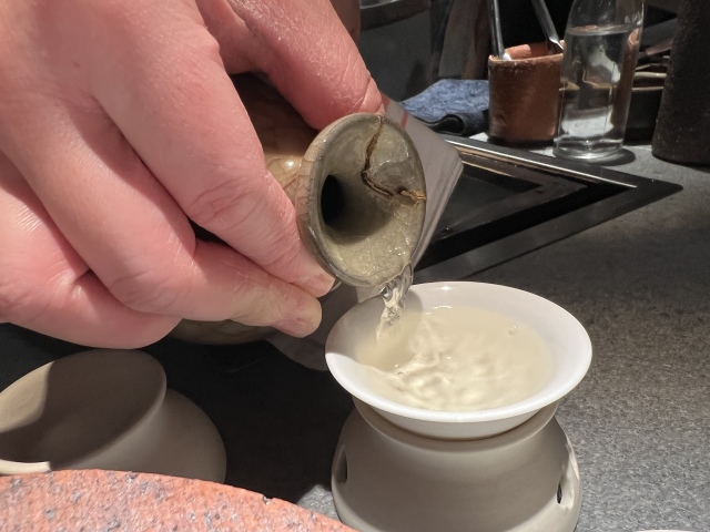 店内はオープンキッチンでカウンター8席