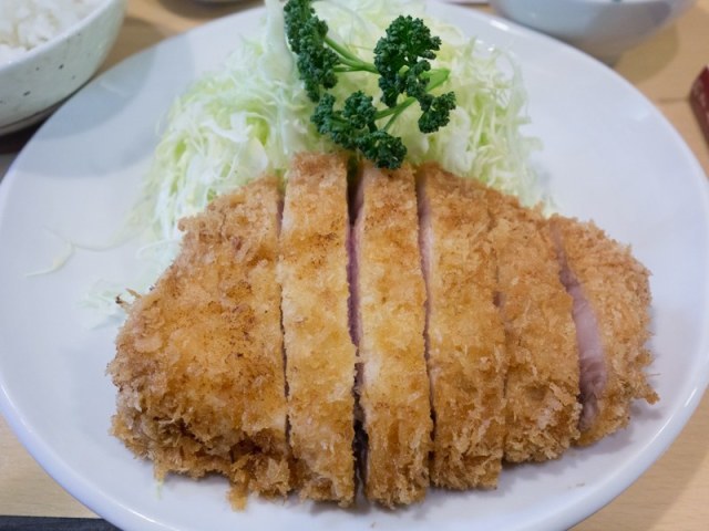【とんかつ燕楽】豚の内臓油で揚げる極上の衣 トンカツの理想形