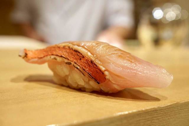 【鮨しみづ】4種類の酢をブレンドし九州産の魚で味わう寿司