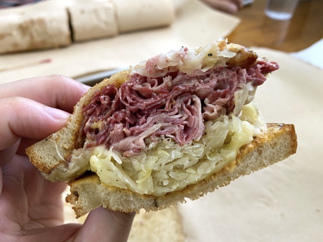 【FIVE STAR DELI】沖縄でしか食べられない！肉汁広がるルーベンサンド！