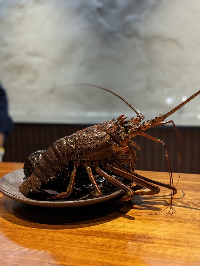 カウンターのみで静岡の食材の紹介もありライブ感も楽しめる