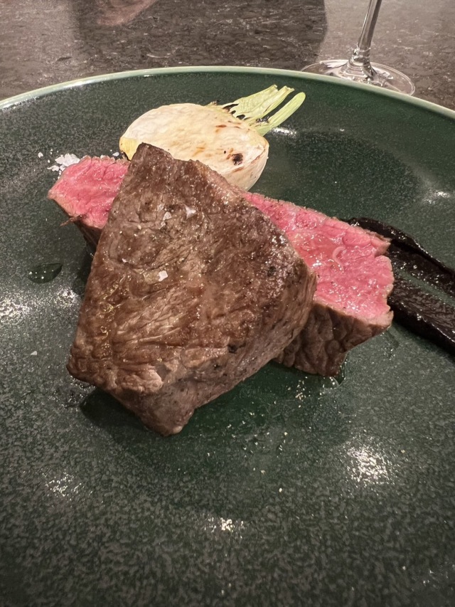 【ワイン&サケルーム ロケット&カンパニー】ワインバーにキッチンが付き、青森の良さを感じられる料理も堪能できる！