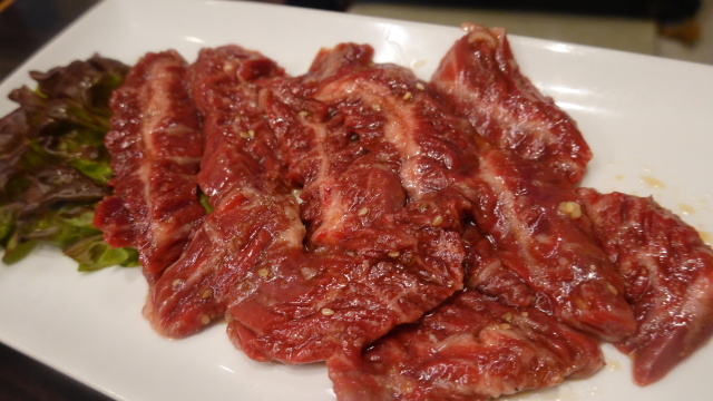 絶品ロースの赤身肉の旨味にジャンクなニンニク醬油