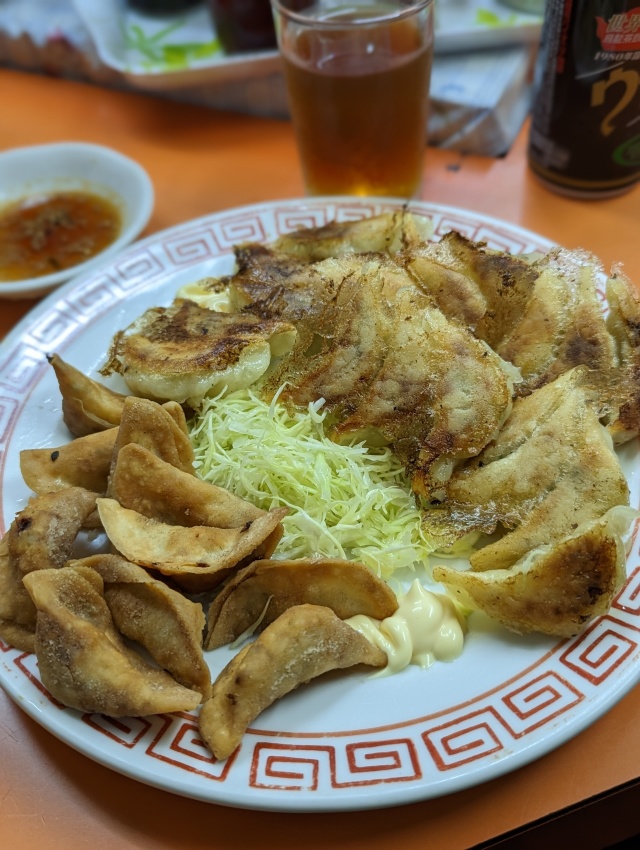 【旭軒 春吉店】福岡・春吉の老舗餃子店で味わう絶品焼き餃子と揚げ餃子