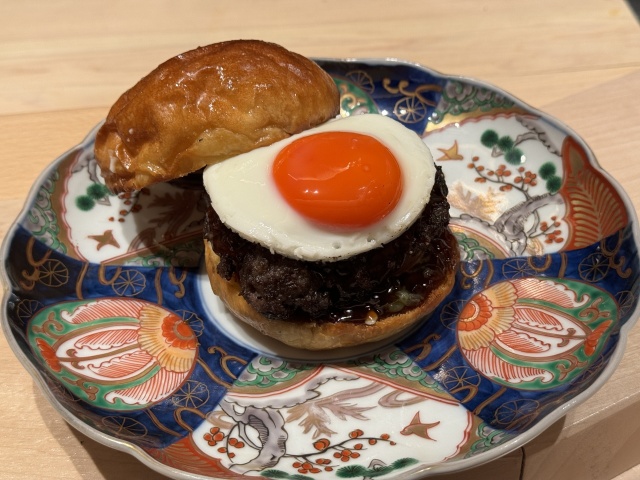 【atami (アタミ)】予約困難！話題沸騰中の薪焼きハンバーガーコースとは？