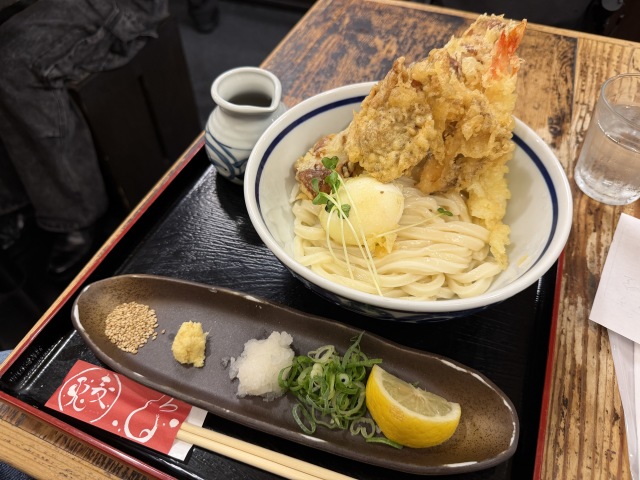 梅田の地下、天ぷら5種をのせたその日打ちのぶっかけ - うどん 兎麦