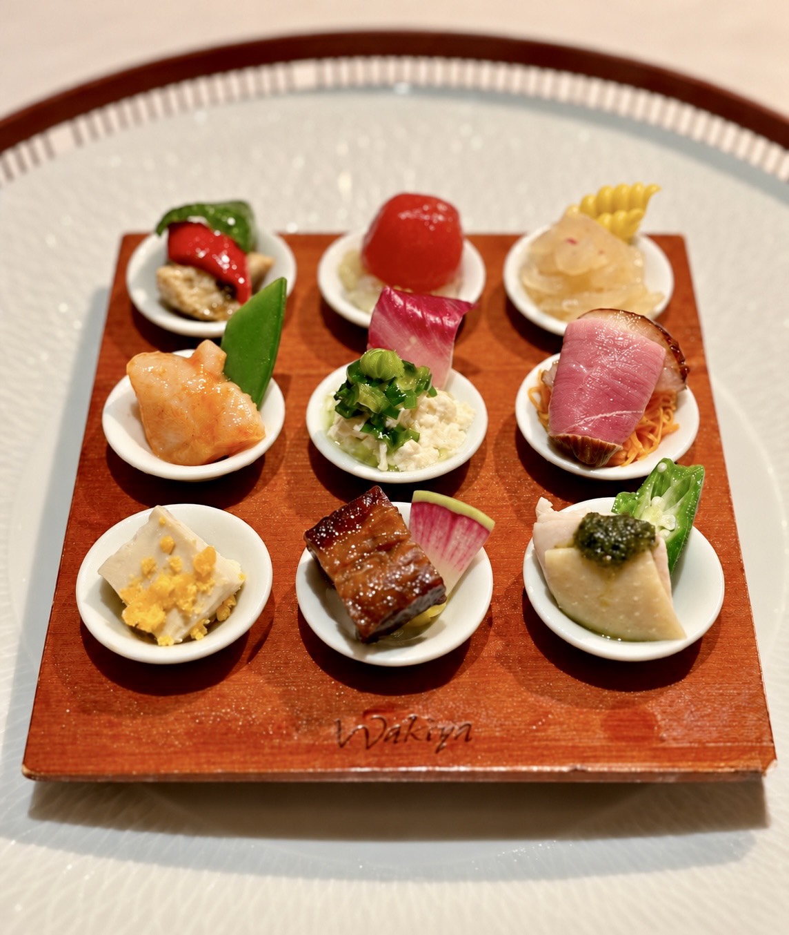 Wakiya一笑美茶樓：小皿9品を並べた前菜
