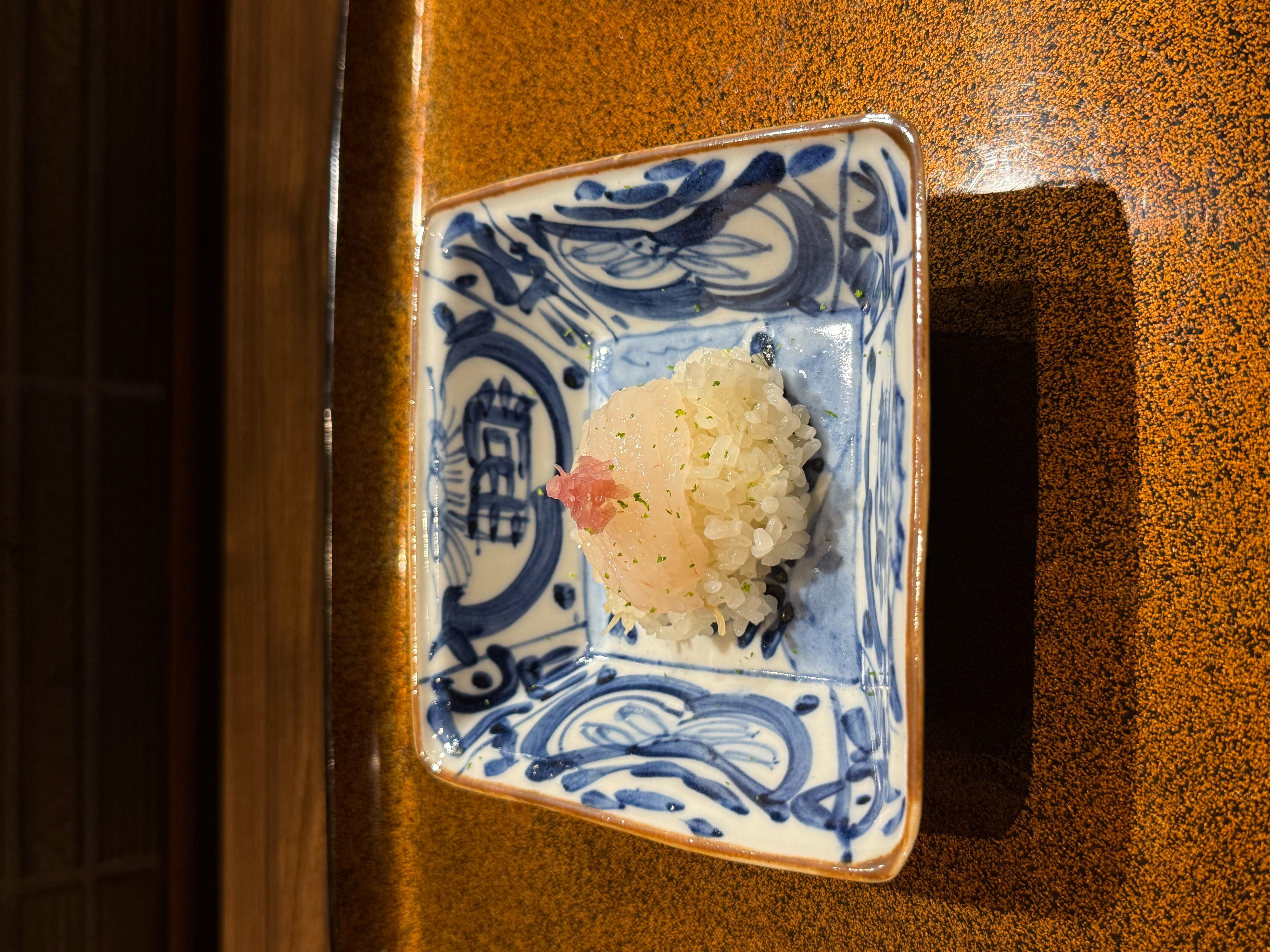 青い絵柄の角皿に盛られた飯蒸し