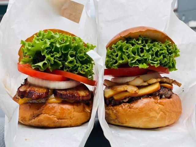 バンズ、パティ、ベーコン、チーズと、パーフェクトなハンバーガー
