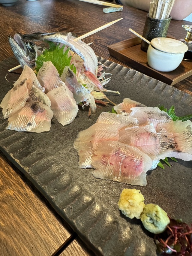 金燐湖畔にある亀の井別荘のレストラン