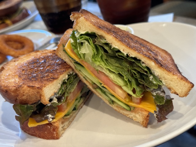 さっぱり美味しい！梅干しと新鮮野菜を使った絶品サンドイッチが大人気