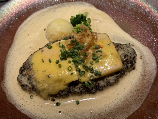 市ヶ谷の人気店が麻布台ヒルズにオープン！チーズハンバーグが絶品！