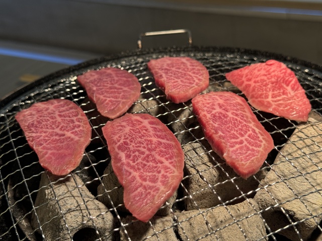 焼肉激戦区の西麻布や六本木エリアにあって、リーズナブルな価格で美味しい焼肉が堪能できる