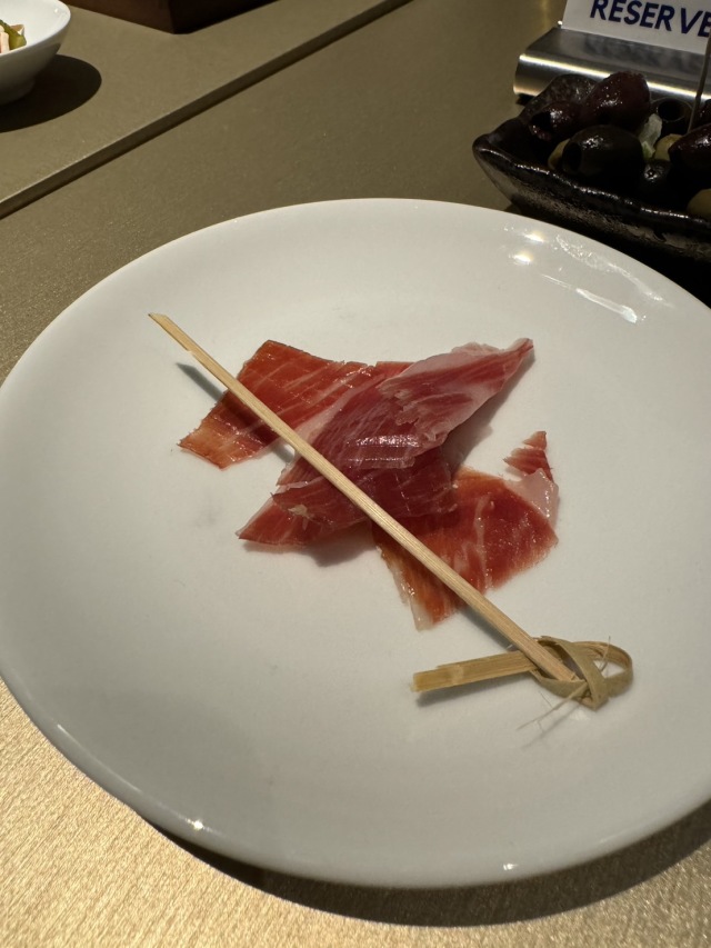 高層ビルのルーフトップにあるタパスを楽しめるバー