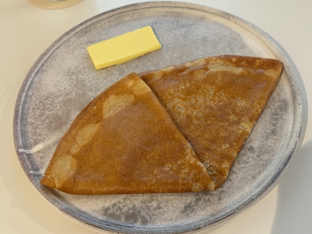 名物はモチモチ食感の絶品クレープ！ブラウンシュガーのザクザク食感がアクセントに