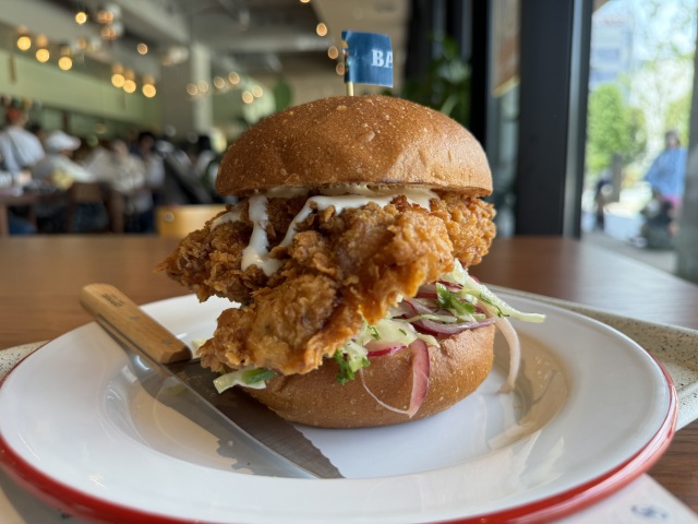 ボリュームすごいサクサクのチキンバーガー