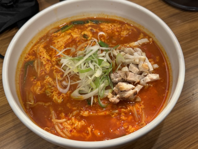 名物は食べ応え抜群の「ユッケジャンラーメン」！固めに茹でられた麺とスープの絡みが絶妙