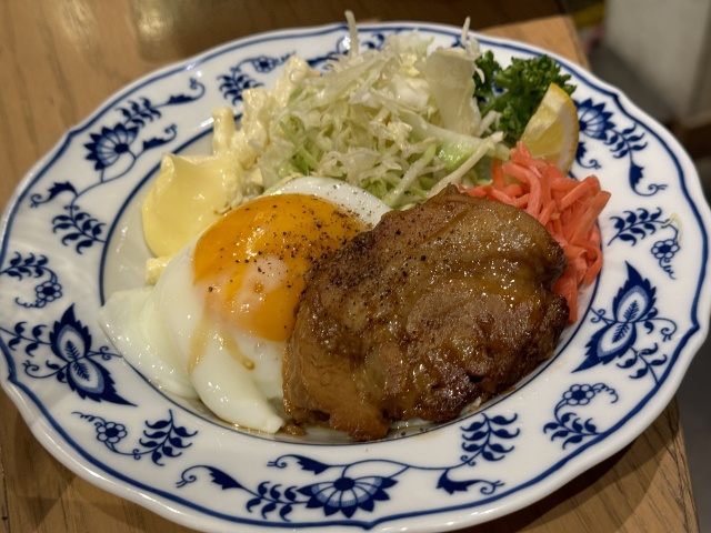 名物の手羽唐揚げやもろこしボックスなど、どの料理を頼んでも間違いなし！