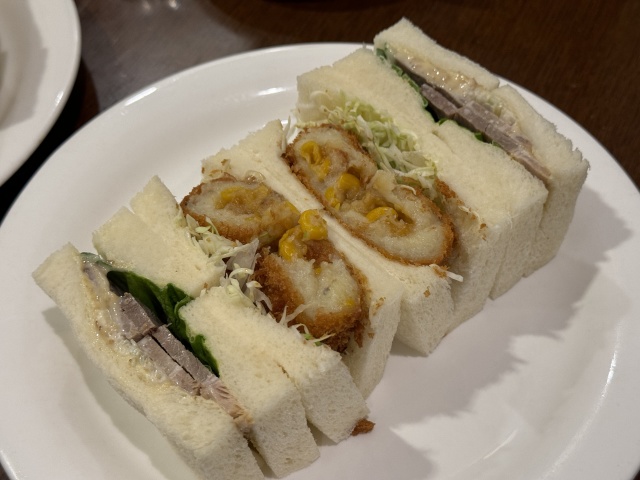 名物は「たらばがにサンド」！新鮮なたらばがにを贅沢に使用した、ボリューム満点の一品は忘れられない味わい