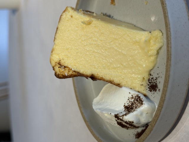 しっかりとした甘さと口溶けの良さが特徴のプレーンのバスクチーズケーキは必食！
