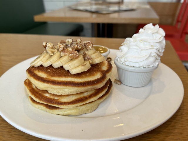 ニューヨークでも高い評価を受ける名物パンケーキは、ふわふわの生地と具材のハーモニーが絶品
