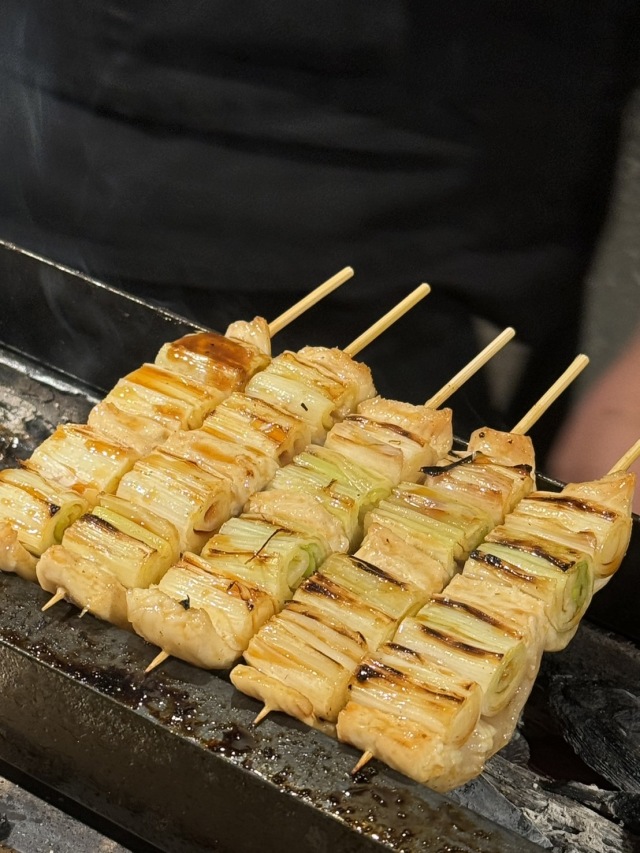 細長いカウンターのみのシンプルな焼き鳥屋