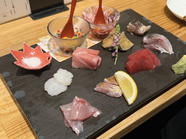 コの字型のカウンター席は特等席！目の前で繰り広げられる炭火焼きの調理パフォーマンスを間近で堪能