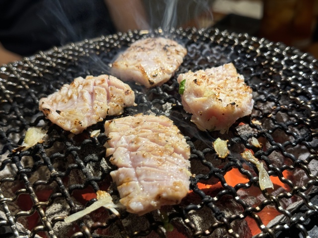 絶品ホルモンの数々、茨城一の朝挽きレバーと希少部位が自慢