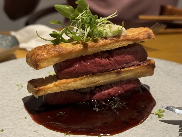 フランス、イタリア、スペインの料理経験を持つシェフが織りなす、ジャンルを超えた創作的な料理