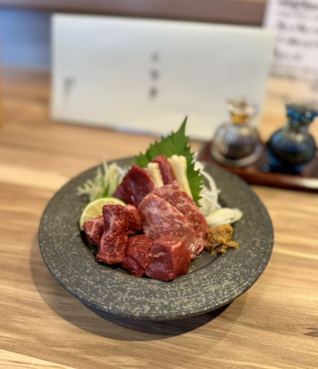 お世辞抜きで史上最強の「旨っ」と唸る馬肉店、恵比寿の地下で一新。