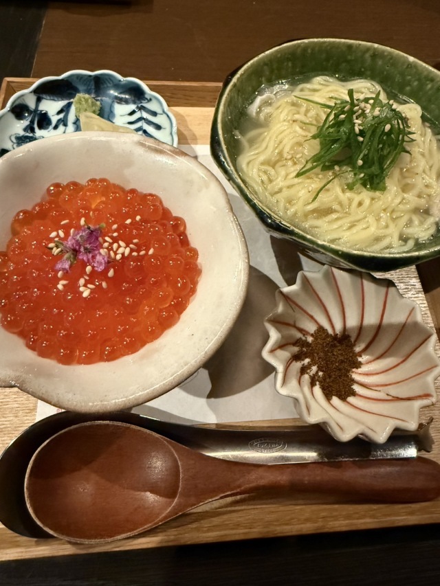 個室もあり、カウンターキッチンもある隠れ家風の美味いもの屋さん