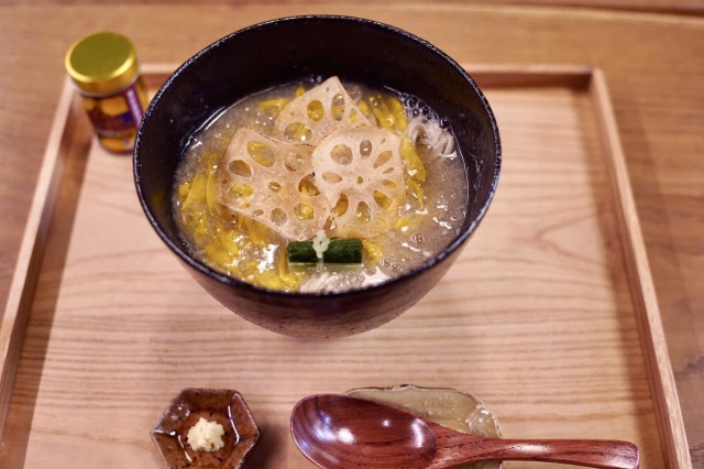 細い細い蕎麦が、蓮根の甘みを伴って、口元に登ってくる。
