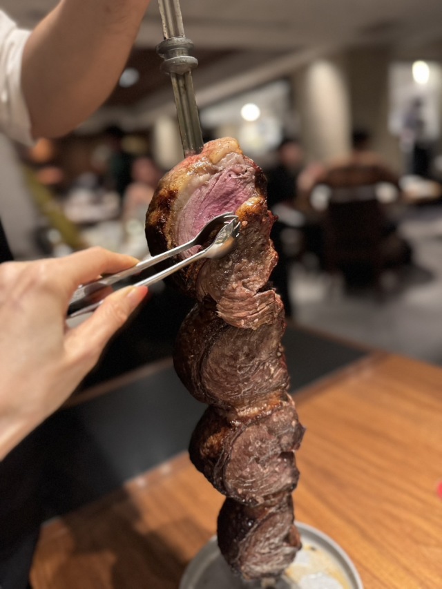 「炎の中にそのまま肉を入れる」大人気シュラスコ店、30歳おめでとう。