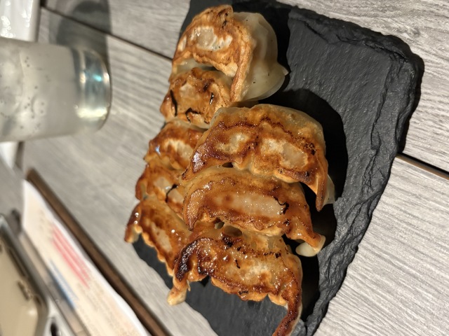 パリッとジューシーな餃子にシャンパンを合わせる新体験