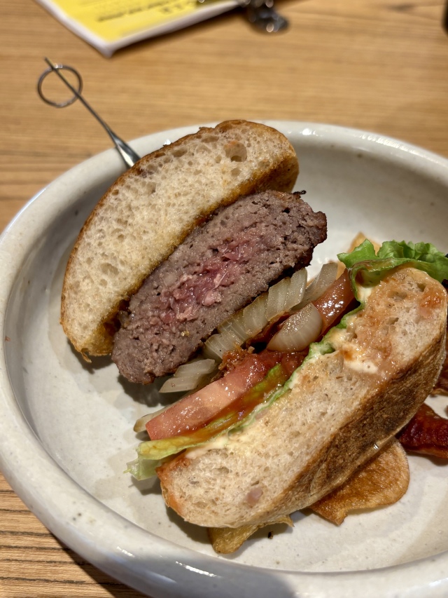 「ゴ・エ・ミヨ」連続受賞店が手掛ける、薪火香る絶品バーガー