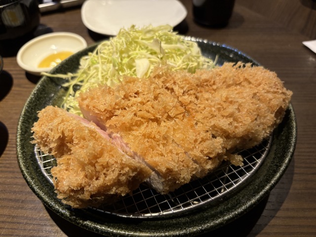 ブランド豚の極上ロースとヒレを堪能！ 流川で味わう至福のとんかつ