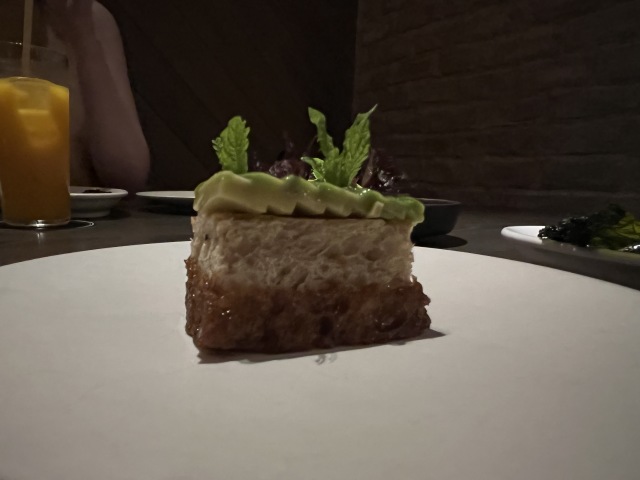 薪火で食材の旨味を引き出すレストラン