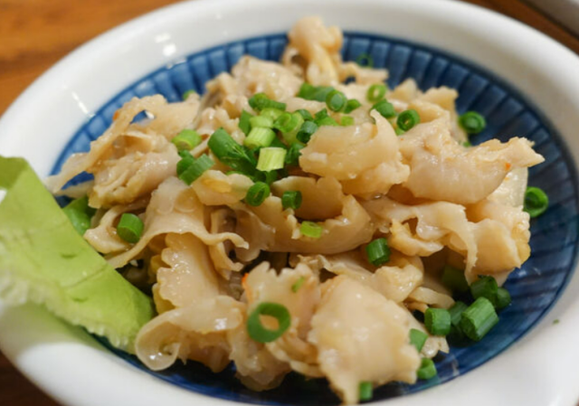 抜群の質のモツを醤油味（すき焼き）で食べさせる店