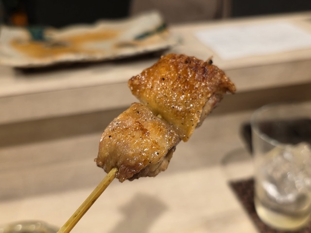 噛むほど旨味が溢れる！鹿児島産「黒王」の焼き鳥を堪能できる