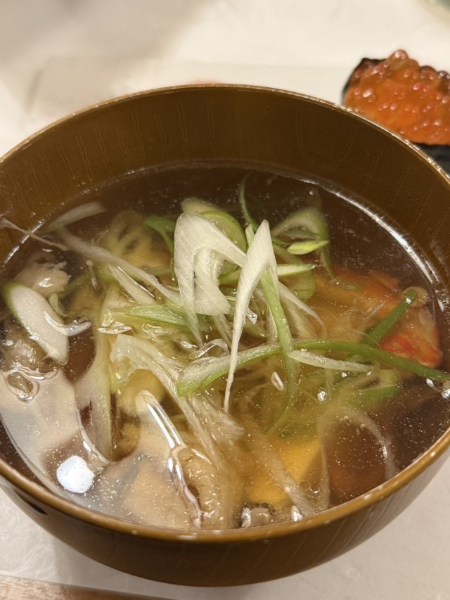 根室に水揚げされる魚介類を中心に気の利いた料理を出してくれるオシャレな内装のお店。