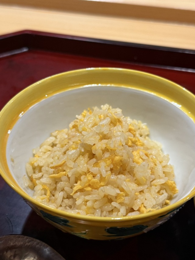 センスの良い器に盛られた中華料理のお店