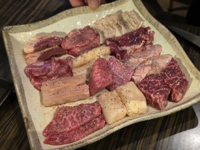当日ふらっと入った焼肉屋が驚きのクオリティ！希少部位の贅沢盛り合わせが絶品だった