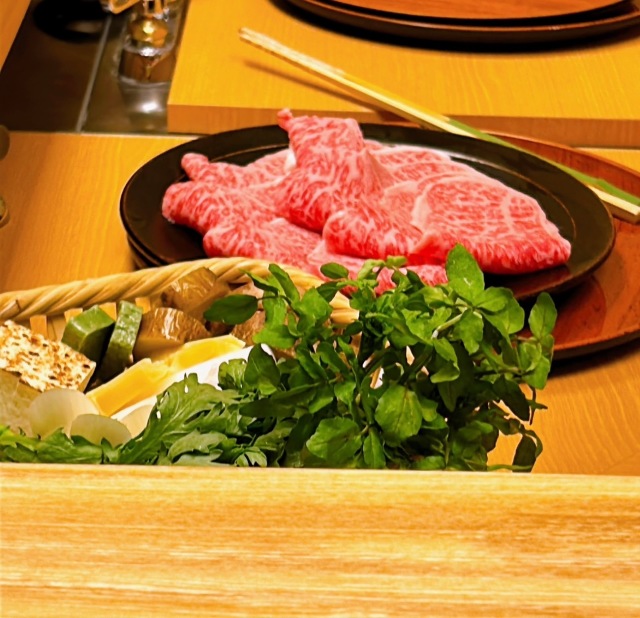 長らく新しい話題店のなかったすき焼きジャンルの新風を巻き起こした話題店。