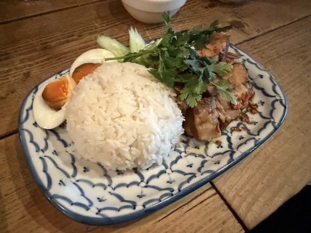 経堂の商店街にあるこぢんまりとしたタイ料理だが、割と本格的。
